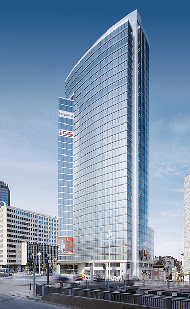 Foto van de gerenoveerde Madou-toren in Brussel.