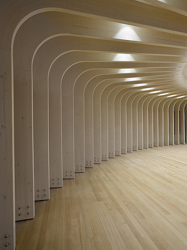 Detailfoto van een houten interieurelement van AZ Zeno in Knokke.