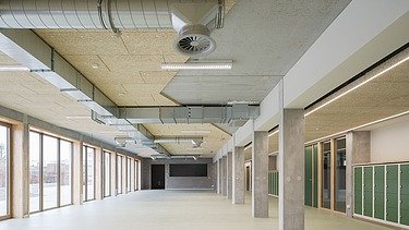 Foto van de refter in het nieuwe schoolgebouw voor VTS Sint-Niklaas.