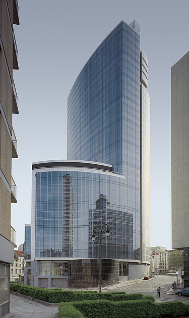 Foto van de gerenoveerde Madou-toren in Brussel.