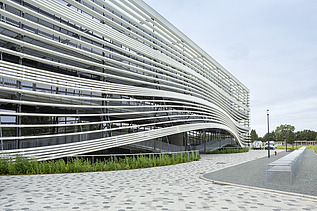 Photo de la façade sculpturale du bâtiment T HoGent à Gand.