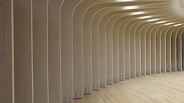 Detailfoto van een houten interieurelement van AZ Zeno in Knokke.
