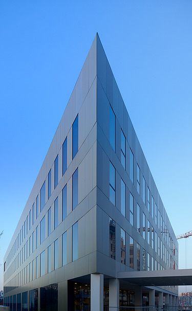Photo de l'angle vif du bâtiment de l'école Syntra à Anvers-Berchem.