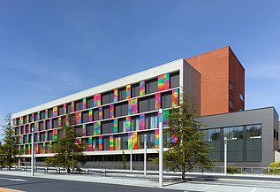 Foto van de kleurrijke gevel van Blok-K van het ZOL in Genk
