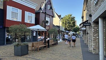 Foto van een straat in het Factory Outlet Center Rosada in Roosendaal: een modern winkelcomplex.