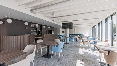 Foto van de cafetaria van het nieuwe WZC Kimpenhof Oudsbergen