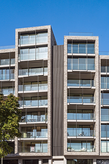 Detailfoto van de voorgevel van residentie Books aan het Kolonel Dusartplein in Hasselt.