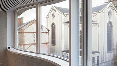 Foto van een gebogen raam in het Stadsarchief in Sint-Niklaas.