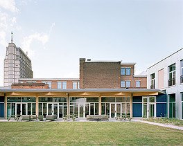 Foto van de tuin en het reftergebouw in het nieuwe Regiokantoor voor Politie Antwerpen aan de Lange Gasthuisstraat in Antwerpen. 