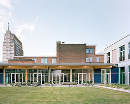 Photo of the garden and refectory building in the new Antwerp Regional Police Office on Lange Gasthuisstraat in Antwerp. 