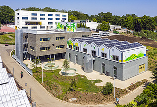 Dronefoto van tuinbouwcampus De Wijnpers in Leuven.