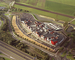 Photo du Factory Outlet Center Rosada à Roosendaal : un complexe commercial moderne.