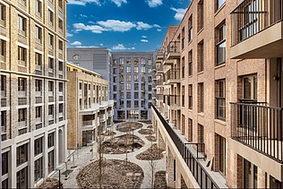 Foto van de binnenpatio van Cadix A5, een grootschalig wooncomplex aan de Kattendijkdok in Antwerpen.