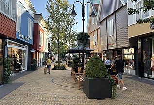 Luchtfoto van het Factory Outlet Center Rosada in Roosendaal: een modern winkelcomplex.