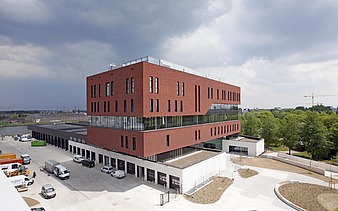 Foto van de brandweerkazerne op Campus H. aan het Albertkanaal in Hasselt.