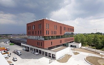Photo de la caserne de pompiers du Campus H. sur le canal Albert à Hasselt.