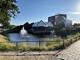 Foto van een straat in het Factory Outlet Center Rosada in Roosendaal: een modern winkelcomplex.