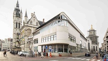 Foto van het Stadsarchief in Sint-Niklaas, met links ervan het historische stadhuis.