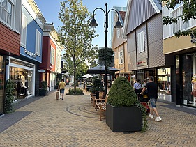 Foto van het Factory Outlet Center Rosada in Roosendaal: een modern winkelcomplex.