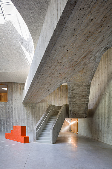 Photo of the architecturally designed staircase in exposed concrete at the Leietheater in Deinze.
