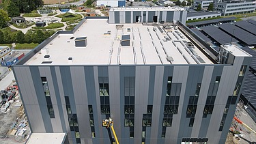 Dronebeeld van het in aanbouw zijnde productiegebouw voor Takeda in Lessines.