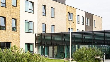 Foto van de gevel van het nieuwe woonzorgcentrum Jacky Maes in Bredene.