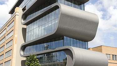 Foto van de moderne uitbreiding van het kantoorgebouw voor Umicore in Hoboken. De opvallende sculpturale architectuur springt in het oog.