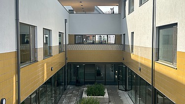 Photo of the sunken courtyard at the new Lyceum Lakbors (Focus Noord) in Deurne.