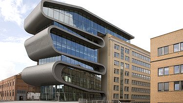 Foto van de moderne uitbreiding van het kantoorgebouw voor Umicore in Hoboken. De opvallende sculpturale architectuur springt in het oog.