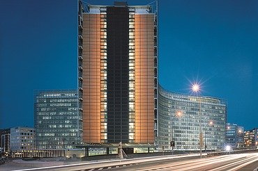 Nachtbeeld met motion-blur effect van het Berlaymontgebouw in Brussel.