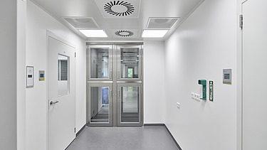 Photo d'un couloir dans le nouveau bâtiment de pharmacie de l'UZ Leuven (Campus Gasthuisberg) à Louvain.