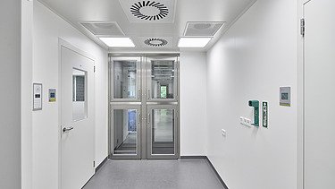 Photo of a corridor in the new pharmacy building at UZ Leuven (Campus Gasthuisberg) in Leuven.