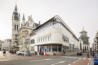 Photo des nouvelles archives municipales de Saint-Nicolas. Le nouveau bâtiment a été construit contre l'hôtel de ville historique de Saint-Nicolas.
