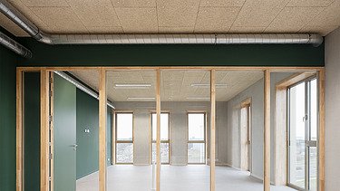 Photo d'une salle de classe dans le nouveau bâtiment scolaire de VTS Sint-Niklaas.