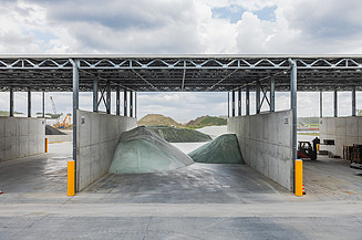 Foto van een loods op de nieuwe site van GRL Glass Recycling and Logistics in Beringen.