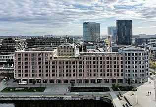 Foto van Cadix A5, een grootschalig wooncomplex aan de Kattendijkdok in Antwerpen.
