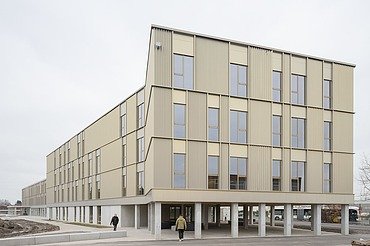 Photo de la façade dorée du nouveau bâtiment scolaire de VTS Sint-Niklaas.