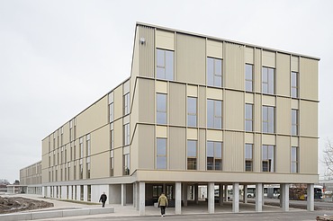 Photo of the gold facade of the new school building for VTS Sint-Niklaas.