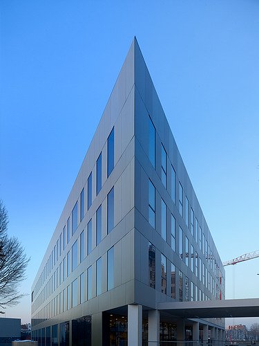 Foto van de scherpe hoek van het schoolgebouw Syntra in Antwerpen-Berchem.