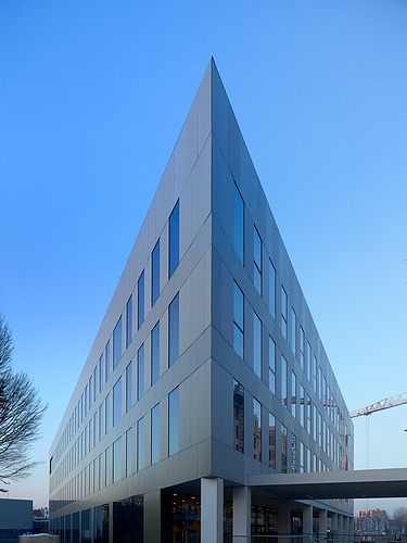 Photo de l'angle vif du bâtiment de l'école Syntra à Anvers-Berchem.