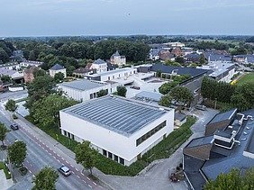 Dronefoto van de vernieuwde GBS Evergem, Gemeentelijke Basisschool Evergem.