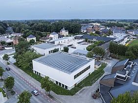 Photo prise par un drone de l'école primaire municipale d'Evergem rénovée.