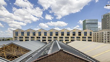 Foto van de sheddaken en het nieuwe Stemstroomgebouw van Campus Cadix in Antwerpen.