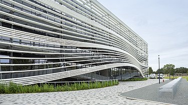 Photo de la façade sculpturale du bâtiment T HoGent à Gand.