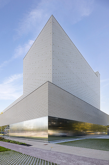 Foto van de achtergevel met alumnium geveldetails van het Leietheater in Deinze.