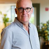 Profielfoto van Glenn De Letter, Administratief en Financieel Directeur N.V. STRABAG Belgium S.A. Regio Zuid/West. De foto werd genomen in een kantooromgeving.