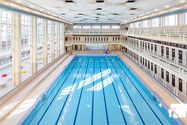 Vue de la piscine rénovée du Neptunium à Bruxelles-Schaarbeek depuis la tribune supérieure.