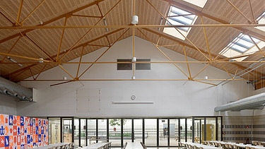 Foto van de refter in de gerenoveerde CAD-loods van Campus Cadix in Antwerpen.