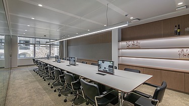 Foto van de high-end vergaderruimte van AT60 - WKÖ, de Oostenrijkse Kamer van koophandel in Brussel.