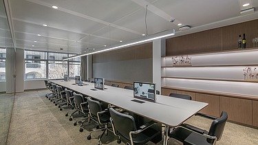 Foto van de high-end vergaderruimte van AT60 - WKÖ, de Oostenrijkse Kamer van koophandel in Brussel.